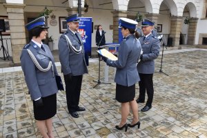 podinsp. Agnieszka Burzec Czesak wręcza rozkaz kom. Maciejowi Onyszko