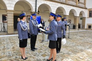 Komendanci KPP Wieliczka składają gratulacje nowo powołanym komendantom