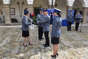 Komendant Powiatowy Policji w Wieliczce wręcza kwiaty asp. szt. Dominice Półtorak