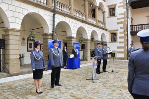 nowo powołani Komendanci. W tle funkcjonariusze KPP Wieliczka