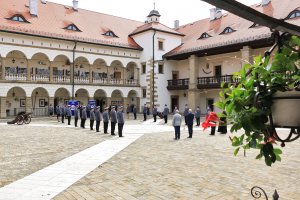 Uczestnicy uroczystości powołania na stanowiska komendatów Niepołomic