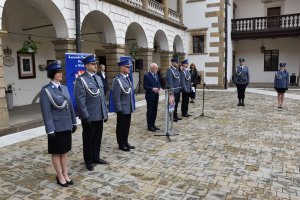 Przemówienie Starosty Wielickiego. Obok funkcjonariusze wielickiej komendy