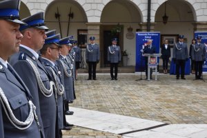 przemówienie starosty wielickiego. Obok funkcjonariusze stojący w szeregu