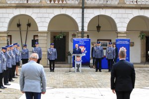 przemówienie starosty wielickiego. Obok funkcjonariusze stojący w szeregu