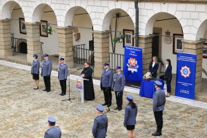 Przemówienie ks. Jana Leśniaka, obok funkcjonariusze i pracownicy cywilni KPP Wieliczka