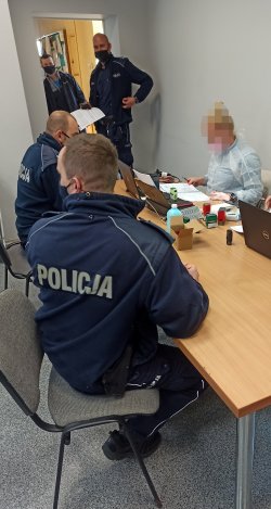 policjanci w trakcie badań przed oddaniem krwi