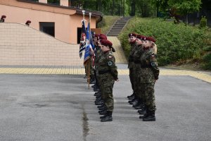 uczniowie podczas uroczystej zbiórki