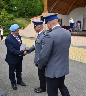 Komendanci KPP Wieliczka oraz KPP Brzesko składają gratulacje Prezesowi stowarzyswzenia