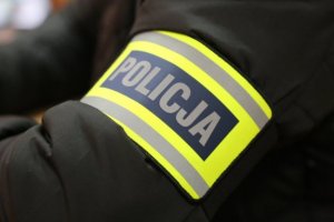 mundur policjanta z napisem Policja