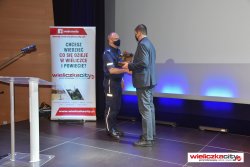 Komendant Miejski Policji w Suwałkach odbiera nagrodę za II miejsce w plebiscycie