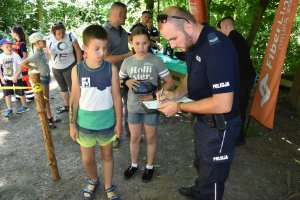 policjant wpisujacy na listę zawodów strzeleckich