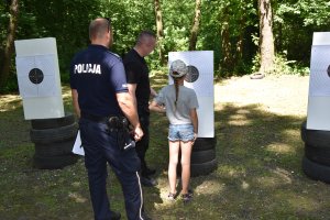 Policjant, instruktor i zawodniczka podczas liczenia punktów