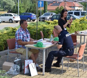 Komendant Powiatowy Policji w wieliczce wypełnia ankiete przed oddaniem krwi