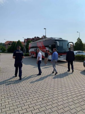 osoby zmierzające w kierunku mobilnego autobusu