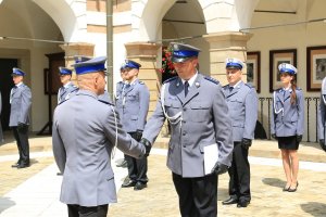 Komendant Powiatowy Policji w wieliczce składający gratulacje awansowanemu policjantowi