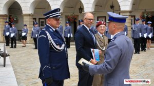 Komendant Powiatowy Policji w Wieliczce wręcza okoliucznościowe upominki