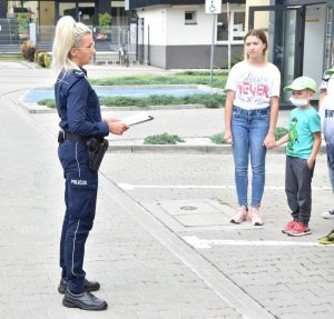 Policjantka przeprowadzająca pogadankę z dziećmi