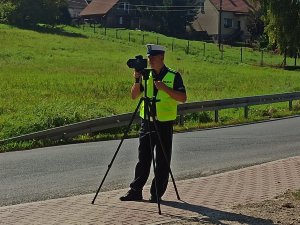 Policjant wrd w trakcie pomiaru prędkości urządzeniem trucam