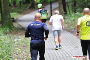 Komendant KPP Wieliczka wraz z innymi uczestnikami biegu