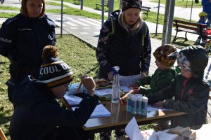 dzieci rozwiazuja zagadki przygotowane przez policjantów