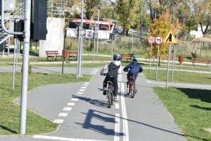 dzieci poruszające się po miasteczku w kaskach