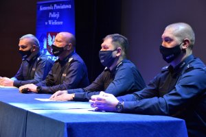 Policjanci KPP Wieliczka podczas debaty