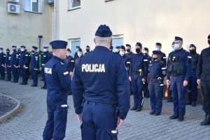 Komendant Powiatowy Policji w Wieliczce, Naczelnik Prewencji. W tle funkcjonariusze KPP Wieliczka