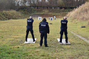 Policjanci oddajacy strzał z broni krótkiej