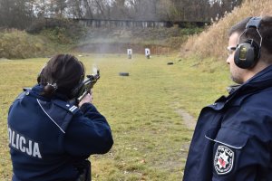 Policjantka oddaje strzał z AK 47