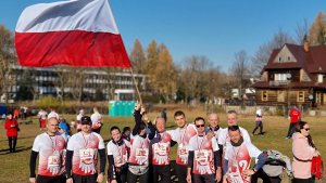 Przedstwaiciele Kopalni oraz IPA KPP Wieliczka po biegu z medalami