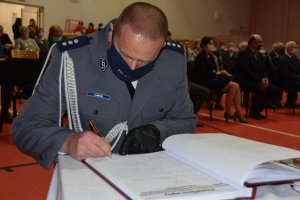 Komendant Komisariatu Policji w Gdowie składa podpis