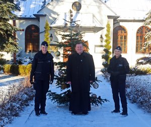 01Kapelan oraz funkcjonariusze wielickiej Komendy