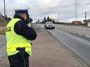 policjant mierzy prędkość