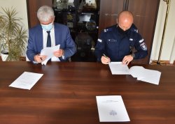 komendant powiatowy policji w Wieliczce wspólnie z wójtem gminy Kłaj podpisują porozumienie