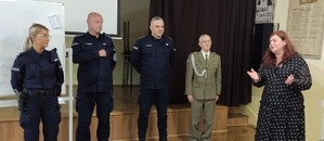 Funkcjonariusze KPP Wieliczka, emerytowany przedstawiciel Wojska  oraz pedagog szkolny