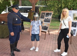 Uczestnicy pikniku oraz policjant w mundurze policyjnym