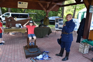 Uczestnik pikniku oraz policjant KPP Wieliczka