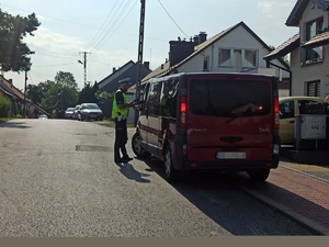 Policjant WRD KPP Wieliczka podczas kontroli drogowej