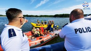 Policjanci w trakcie patrolu zbiornika wodnego