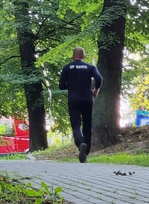 Policjanci oraz pracownicy cywilni KPP Wieliczka podczas biegu 24 godzinnego w Bochni 4