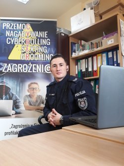 Policjant Zespołu ds. Nieletnich w trakcie video lekcji