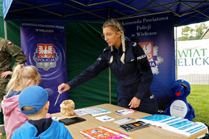 Policjanci podczas obchodów 150 lecia OSP Wieliczka 4