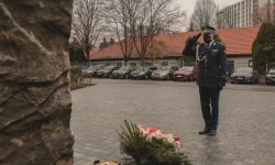 insp. Roman Kuster oddaje hołd poległym policjantom