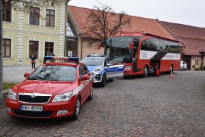 Pojazdy służb mundurowych oraz mobilny autobus do poboru krwi.