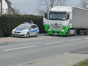 Policjanci WRD kontrolują kierującego pojazdem ciężarowym