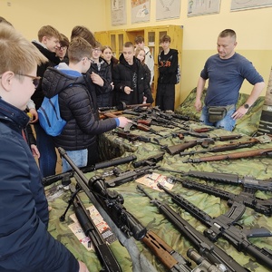 Policjanci uczestniczyli w dniu otwartym Szkoły w Niepołomicach