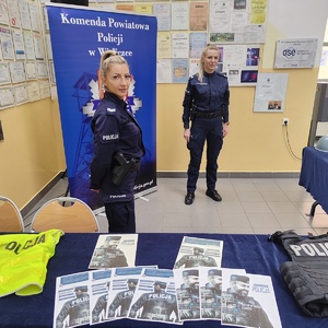 Policjanci uczestniczyli w dniu otwartym Szkoły w Niepołomicach