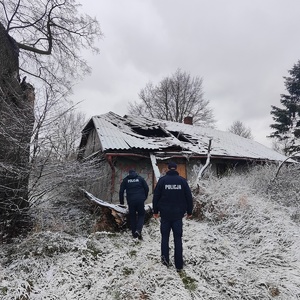 Policjanci kontrolują pustostany