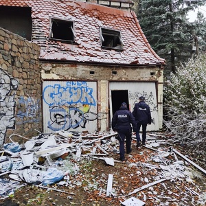 Policjanci kontrolują pustostany