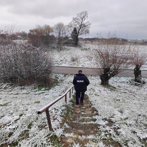 Policjanci kontrolują pustostany